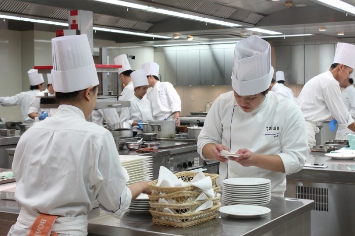 ☆フランス料理上級科レストラン実習の様子がテレビ放送！☆